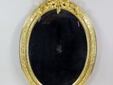 une image représentant un miroir à cadre doré sur fond noir