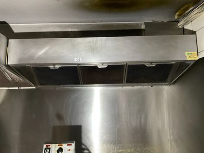 une plaque de cuisson en acier inoxydable dans une cuisine professionnelle