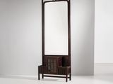 un grand miroir avec un cadre en bois et un banc devant