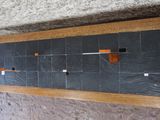 une photo d'un carrelage noir et orange sur un mur