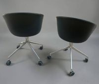 HAY Paire de fauteuils sur roulettes à coque gainée de cuir … (photo 2)