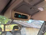 une horloge numérique sur le tableau de bord d'une voiture
