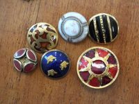 Un lot de boutons à décor émaillé ou cloisonné pour certains (photo 2)