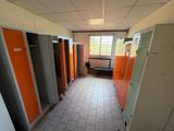 de nombreux casiers orange et blancs dans une pièce