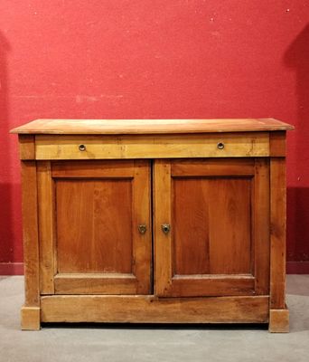 une armoire en bois à deux portes, avec un plateau en bois