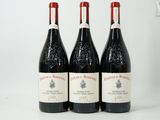 trois bouteilles de vin posées sur une table blanche