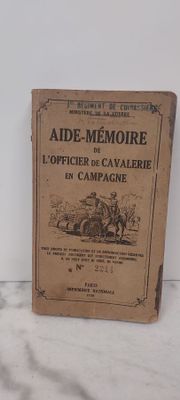 deux livres posés sur une table
