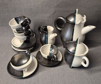 beaucoup de tasses et de soucoupes sur la table
