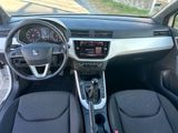 l'intérieur d'une petite voiture avec un volant et un tableau de bord