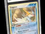 gros plan d'une carte pokemon dans un étui en plastique