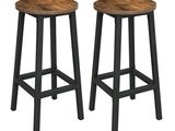 une paire de tabourets en bois aux pieds noirs sur fond blanc