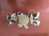 un bracelet en or orné d'un motif représentant un soleil