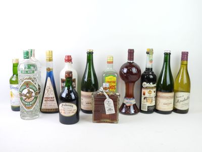 de nombreuses bouteilles d'alcool alignées sur une surface blanche