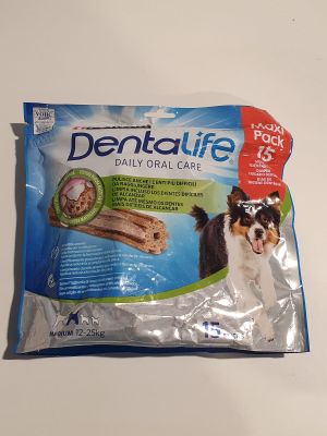 un gros plan sur un sachet de friandises pour chiens « Dentalife » posé sur une table
