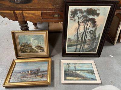 trois tableaux encadrés représentant des arbres et un paysage, posés sur une table