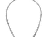 un collier de diamants sur fond blanc