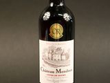 une bouteille de vin posée sur une table
