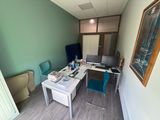 un bureau avec un ordinateur et une chaise dans une pièce