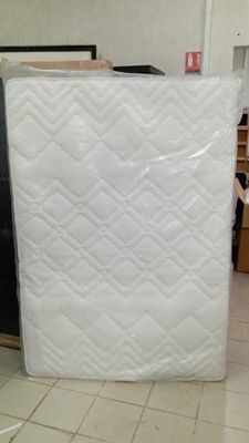 un matelas posé au milieu d'une pièce