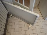 un radiateur posé au sol près d'une porte