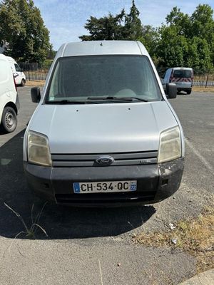 une camionnette blanche garée dans un parking à côté d'une camionnette blanche