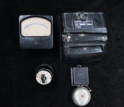 Ensemble en bakélite comprenant disjoncteur, compteur de ohm…