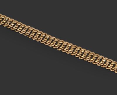 un bracelet à chaîne en or avec un fermoir sur fond noir
