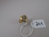 une bague en forme de cœur en or, suspendue à un fil, avec une étiquette de prix