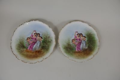 Paire d’assiettes en porcelaine à décor imprimé en polychrom…