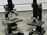 deux microscopes posés côte à côte par terre