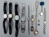 de nombreux types de montres et de bracelets disposés sur une table