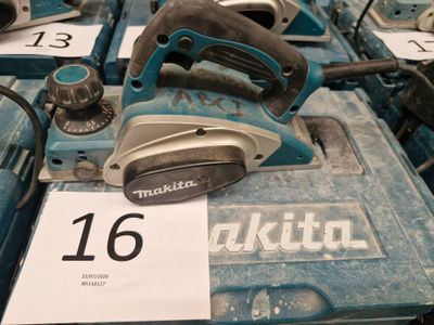 un grand nombre d'outils posés sur une table