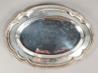 un plateau en argent sur lequel se trouve un miroir