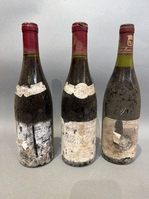 trois bouteilles de vin posées l'une à côté de l'autre sur une table