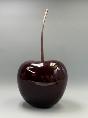 un gros plan d'une pomme d'où sort une tige