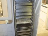 une photo d'une étagère remplie d'aliments dans une cuisine