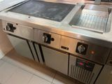 une cuisine équipée de deux éviers et d'une cuisinière
