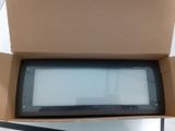 une boîte contenant une tablette, posée sur une table