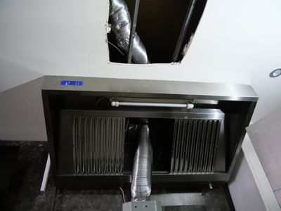 une hotte aspirante , sans moteur manque une plaque, à démon…