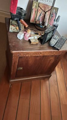 Grande chambre : chevet, paire de jumelles, crucifix en émai…