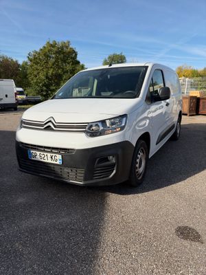 la camionnette blanche est garée dans un parking avec d'autres véhicules