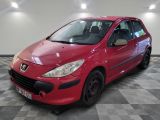 la voiture rouge est garée dans le garage sur le sol en damier