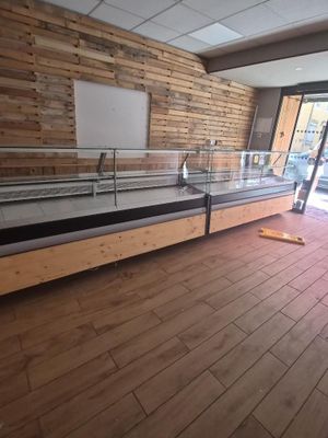 une vitrine en verre au milieu d'une pièce