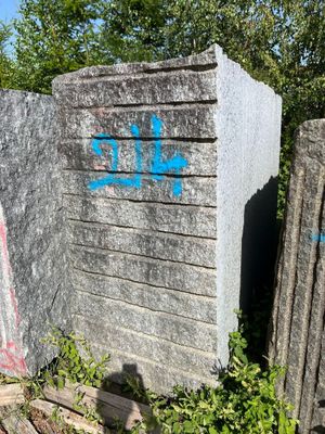 un mur de pierre recouvert de graffitis