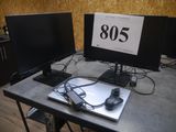 deux écrans d'ordinateur et une souris posés sur un bureau