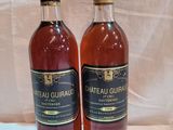 deux bouteilles de vin posées sur une table