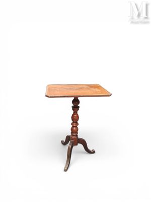 une petite table avec un plateau en bois sur fond blanc