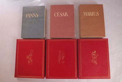 Quatre livres sont posés sur une surface blanche, avec des lettres dorées.