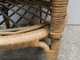 une photo en gros plan d'une table sur laquelle est posé un panier