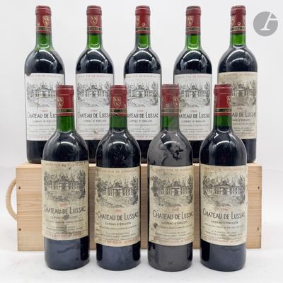 six bouteilles de vin rouge sont alignées